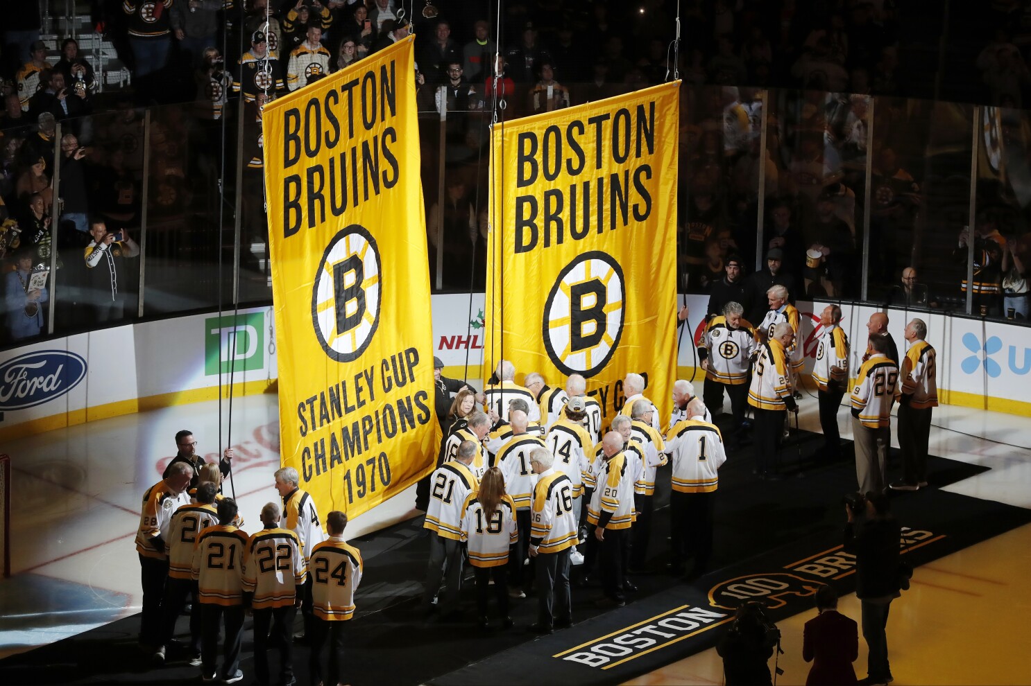 Bruins 1970 and 1972 Stanley Cup winners finally raise banner to